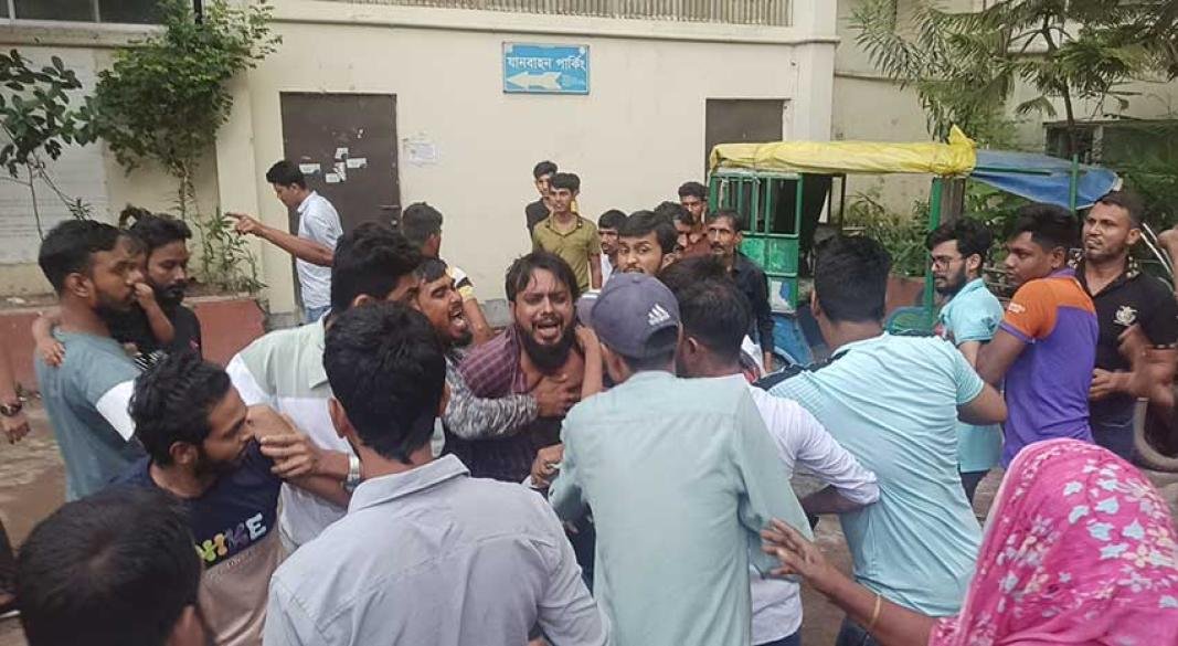 নারায়ণগঞ্জে ভুল চিকিৎসায় রোগীর মৃত্যু, ডাক্তারকে মারধর