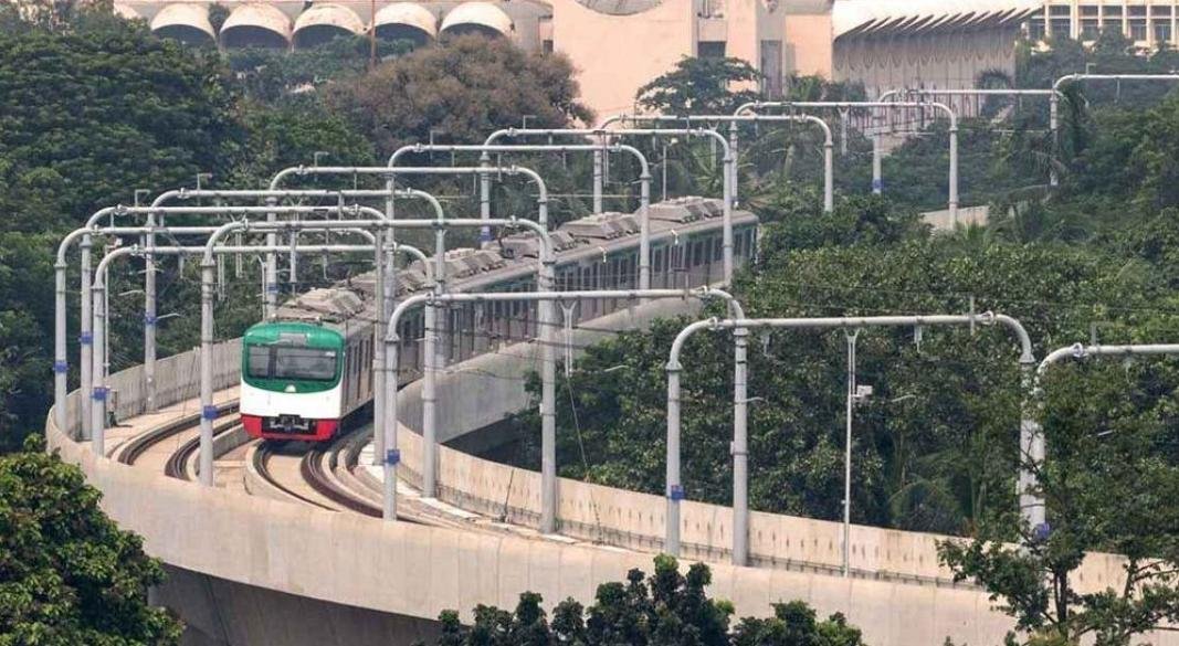 মেট্রোরেলের লাইনে ড্রোন পতিত। ছবি: সংগৃহীত