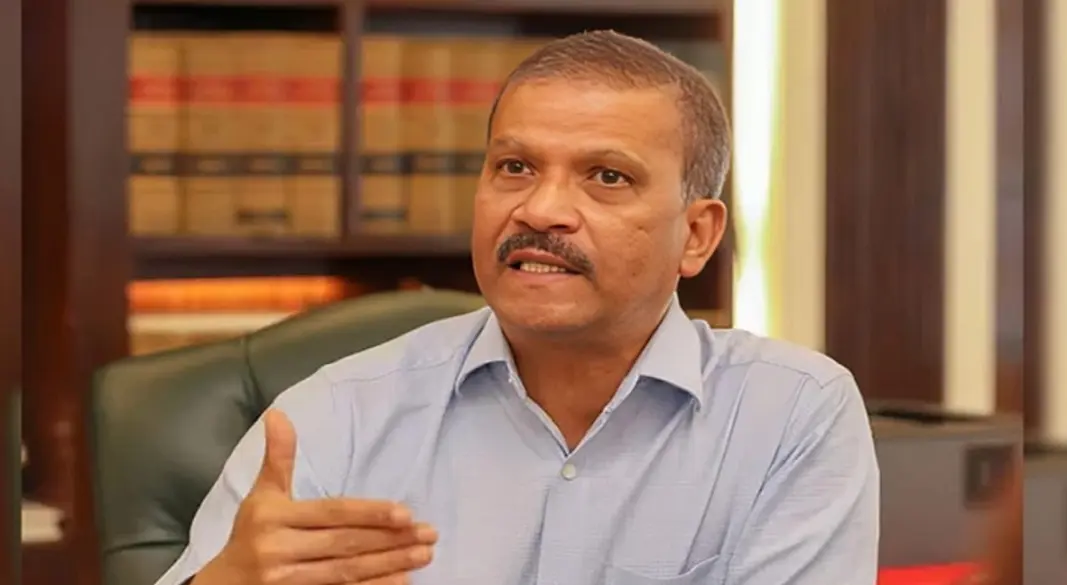 মধ্যরাতে যে বার্তা দিলেন আইন উপদেষ্টা