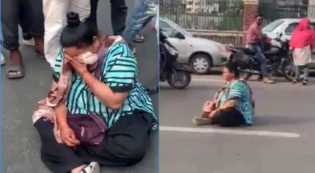 দুটি পানিপুরি কম দেওয়ায় রাস্তায় অবরোধে বসলেন নারী