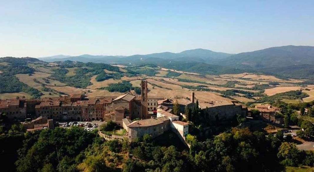 যে গ্রামে বাড়ি কিনলেই পাবেন ২৮ লাখ টাকা