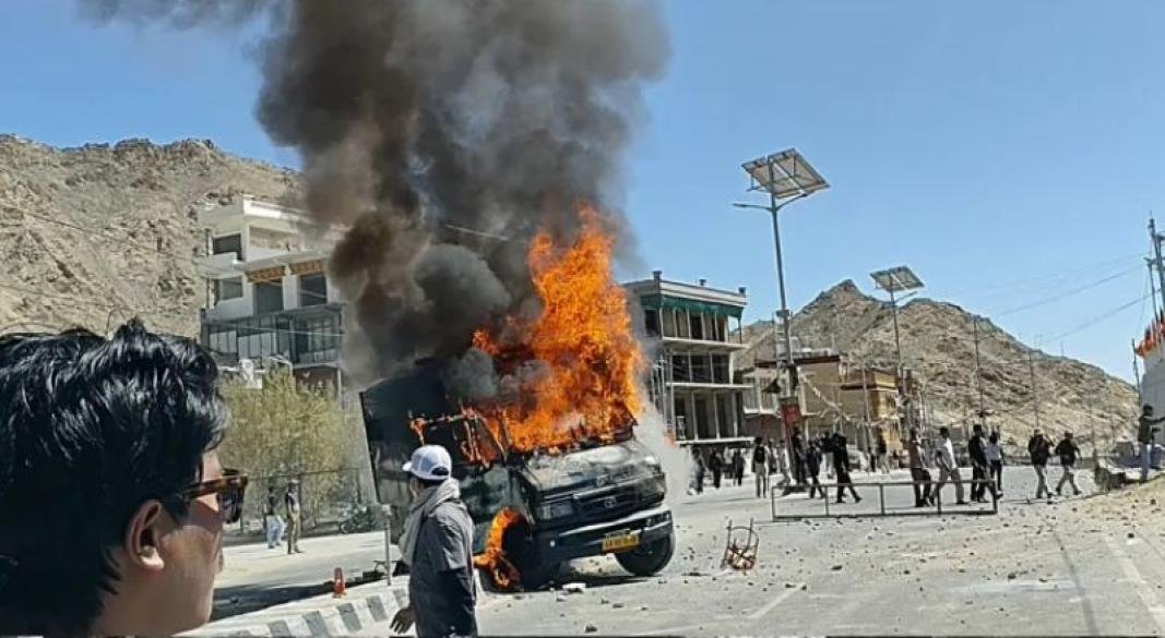 চীন সীমান্ত ঘেঁষে অবস্থিত লাদাখে ফুঁসে ওঠা বিক্ষোভ ভয়াবহ সহিংসতার জন্ম দিয়েছে ইতোমধ্যে। ছবি: সংগৃহীত
