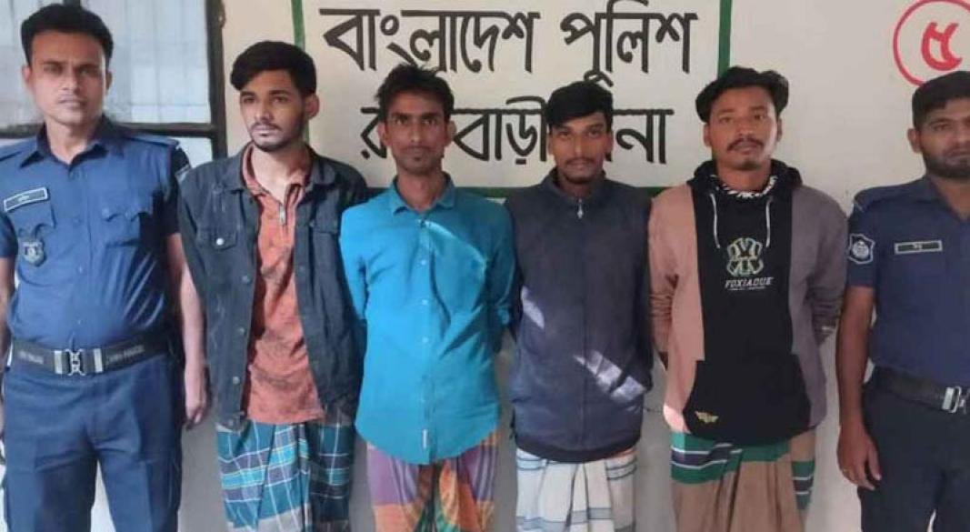 রাতে হেলমেট পরে আ.লীগের ঝটিকা মিছিল, গ্রেপ্তার ৪