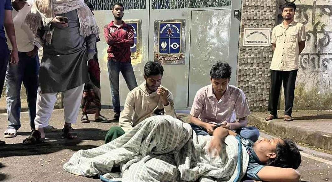 ভূমিকম্প আতঙ্কে ভিসির বাসভবনের সামনে শুয়ে পড়েছেন ঢাবি শিক্ষার্থীরা