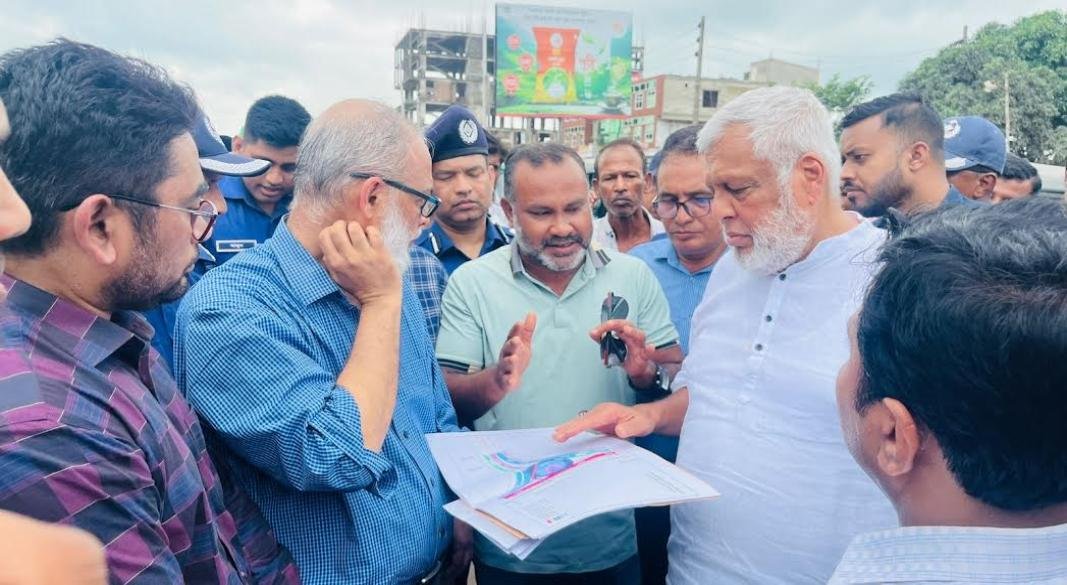 ব্রাহ্মণবাড়িয়ার সরাইল-বিশ্বরোড মোড়ে ঢাকা-সিলেট মহাসড়কের বেহাল অংশ পরিদর্শন শেষে সাংবাদিকদের সঙ্গে কথা বলেন জ্বালানি উপদেষ্টা মুহাম্মদ ফাওজুল কবির খান। ছবি: সংগৃহীত
