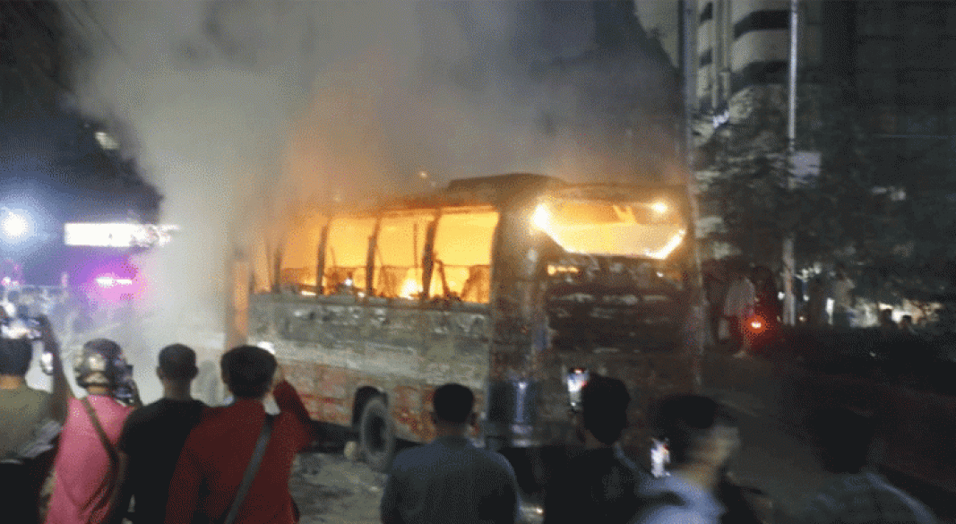 ঢাকাতে আবারও চলন্ত বাসে আগুন