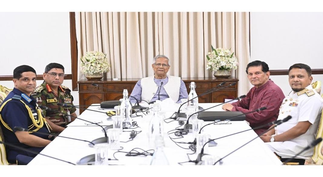 প্রধান উপদেষ্টার সঙ্গে ৩ বাহিনী প্রধানের বৈঠক, যেসব বিষয়ে আলোচনা