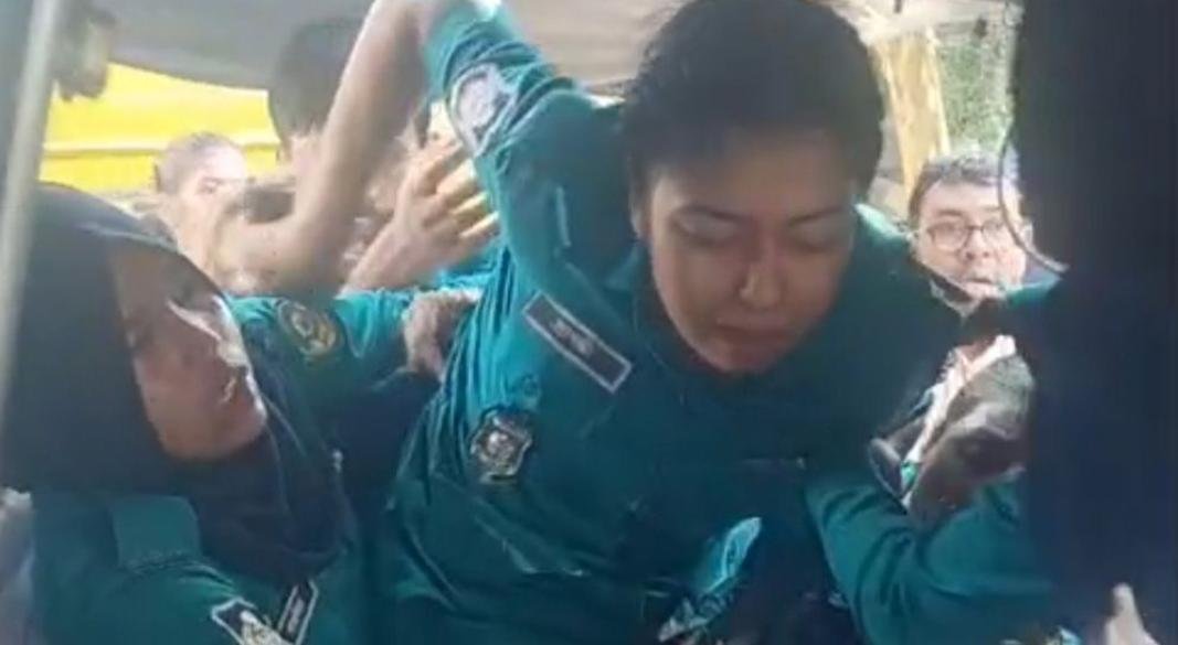 গাছের সঙ্গে পুলিশ বাসের ধাক্কা, আহত ২৭ নারী পুলিশ সদস্য