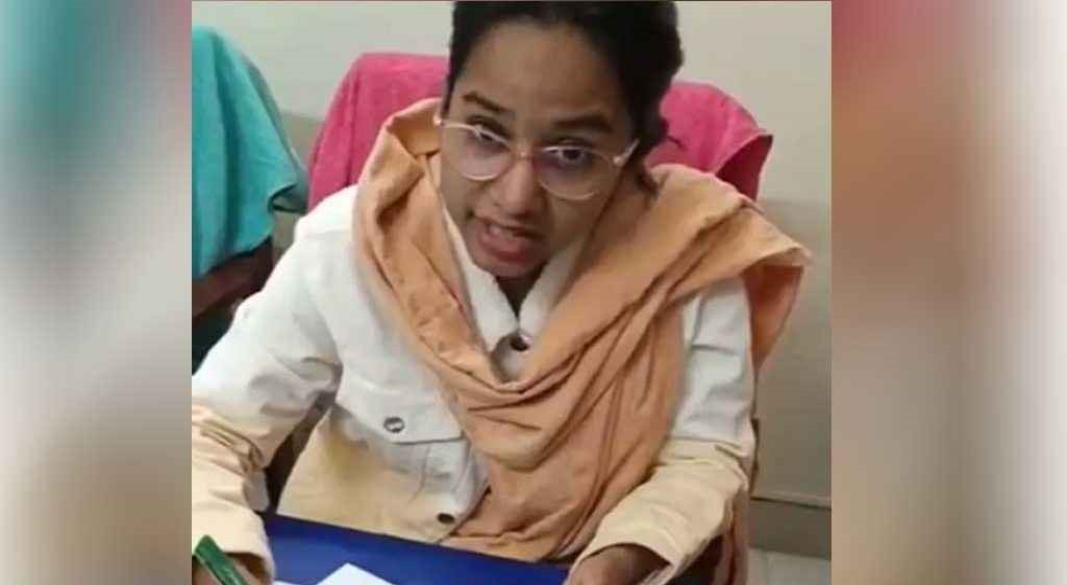 চিকিৎসক গেম খেলছেন, রোগী অপেক্ষায়—সামাজিকমাধ্যমে তীব্র সমালোচনা