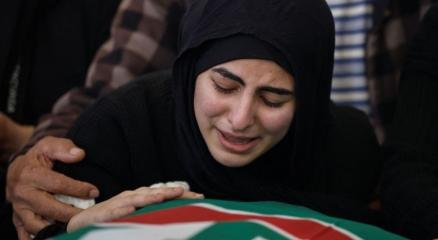 বাবার দাফনে গিয়ে ইসরাইলি হামলায় শিশুকন্যা নিহত