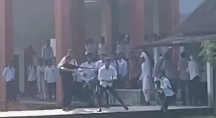 এক ছাত্রীর মন নিয়ে দুই শিক্ষার্থীর মারামারি, কলেজ বন্ধ ঘোষণা