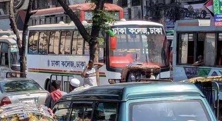 অনির্দিষ্টকালের জন্য বন্ধ ঢাকা কলেজের সব রুটের বাস