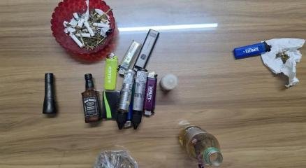 জাবির হলে মাদক সেবনরত অবস্থায় নারী শিক্ষার্থীকে আটক